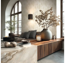 Obývací pokoj s posezením, dekoracemi, rostlinou a lampou