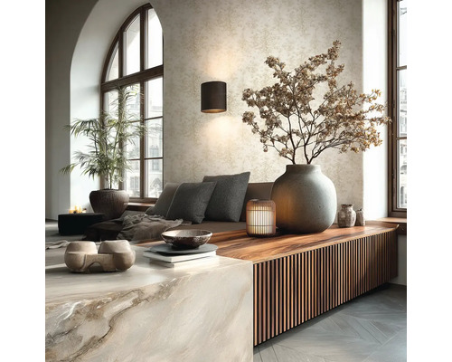 Obývací pokoj s posezením, dekoracemi, rostlinou a lampou