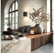 Moderní obývací pokoj s texturovanou vliesovou tapetou, dřevěnou komodou s lamelami, nástěnným svítidlem a velkými okny.