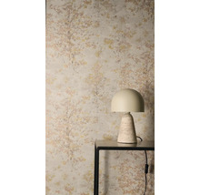 Vliesová tapeta s jemným vzorem stromů za moderní stolní lampou s kamenným podstavcem na konzolovém stolku.