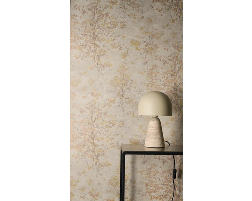 Vliesová tapeta s jemným vzorem stromů za moderní stolní lampou s kamenným podstavcem na konzolovém stolku.