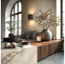 Moderní obývací pokoj s lamelovou komodou, kamenným blokem, posezením, vázou a nástěnným svítidlem na tapetě. Obloukové okno a parkety rybí kost.