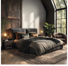 Moderní ložnice s čalouněnou postelí, tmavými dřevěnými nočními stolky, koženým křeslem, velkým oknem, pokojovou rostlinou a kobercem na parketách.