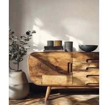 Moderní dřevěná komoda s přírodní kresbou a zaoblenými rohy, zdobená vázami a knihami ve světlém obývacím pokoji.