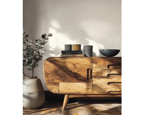 Moderní dřevěná komoda s přírodní kresbou a zaoblenými rohy, zdobená vázami a knihami ve světlém obývacím pokoji.