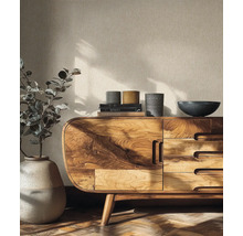 Moderní komoda z masivního dřeva s výraznou kresbou, zaoblenými rohy a zásuvkami. Dekorováno keramickými nádobami před strukturovanou tapetou.