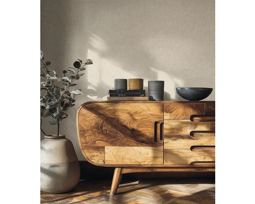 Moderní komoda z masivního dřeva s výraznou kresbou, zaoblenými rohy a zásuvkami. Dekorováno keramickými nádobami před strukturovanou tapetou.