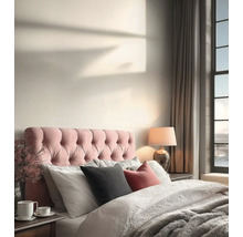 Světle zařízená ložnice s polstrovaným čelem postele, polštáři, strukturovanou přikrývkou, stolní lampou a závěsy u okna.