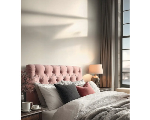 Světle zařízená ložnice s polstrovaným čelem postele, polštáři, strukturovanou přikrývkou, stolní lampou a závěsy u okna.