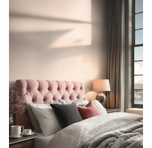 Ložnice s postelí, nočním stolkem, lampou a závěsy