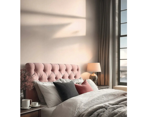 Ložnice s postelí, nočním stolkem, lampou a závěsy