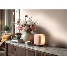 Dekorativní interiér se stolní lampou, květinovou vazbou, svíčkou a komodou