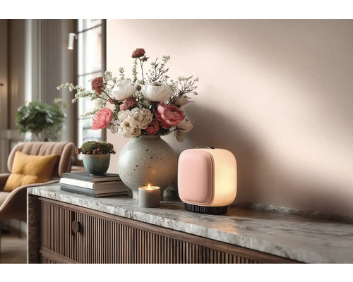 Dekorativní interiér se stolní lampou, květinovou vazbou, svíčkou a komodou