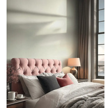 Moderní ložnice s růžovým prošívaným čelem postele, šedým povlečením a světlou barvou na stěně.