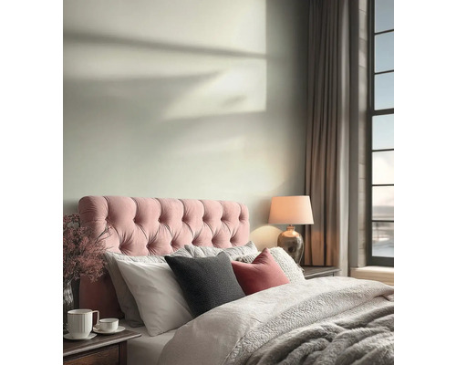 Moderní ložnice s růžovým prošívaným čelem postele, šedým povlečením a světlou barvou na stěně.