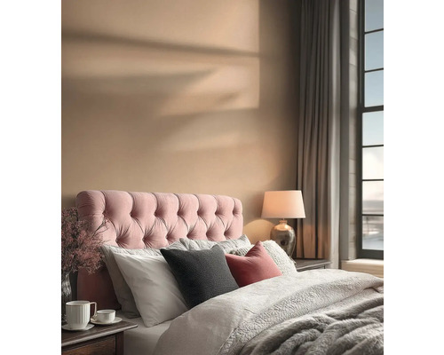 Ložnice s postelí, čalouněným čelem, polštáři, lampou a závěsy.