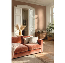 Obývací pokoj s pohovkou, komodou a pokojovou rostlinou