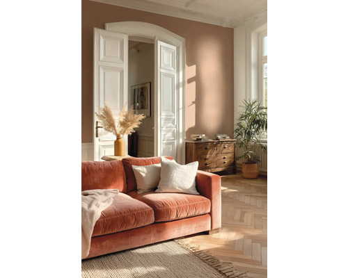 Obývací pokoj s pohovkou, komodou a pokojovou rostlinou