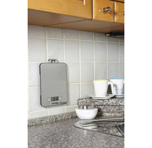 Kuchyňská scéna s digitální kuchyňskou váhou na stěně