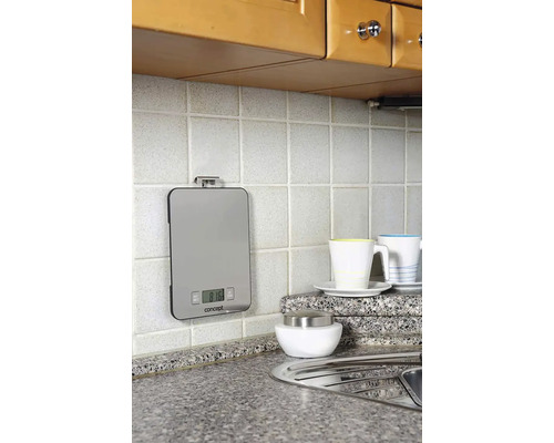 Kuchyňská scéna s digitální kuchyňskou váhou na stěně