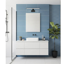 Světlá koupelna s umyvadlem, zrcadlem, osvětlením a sprchou