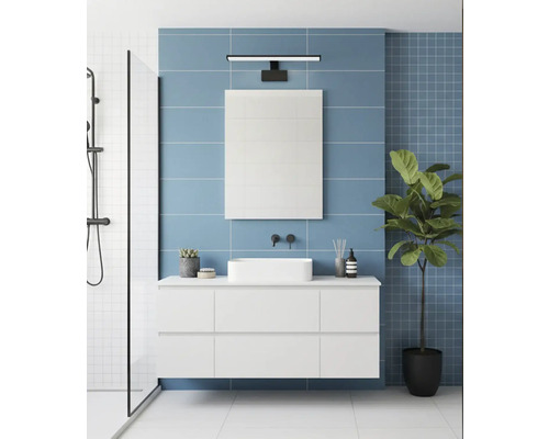 Světlá koupelna s umyvadlem, zrcadlem, osvětlením a sprchou