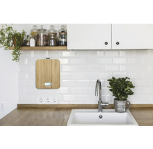 Bambusová kuchyňská váha na zdi v kuchyni