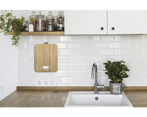 Bambusová kuchyňská váha na zdi v kuchyni