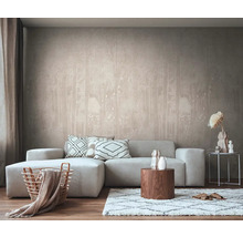 Obývací pokoj s tapetou, pohovkou a dekoracemi pro stylové bydlení.