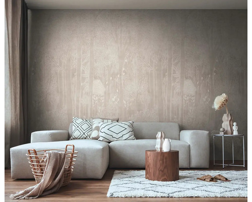 Obývací pokoj s tapetou, pohovkou a dekoracemi pro stylové bydlení.