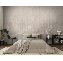 Ložnice s postelí, nočními stolky, regálem a tapetou s motivem lesa