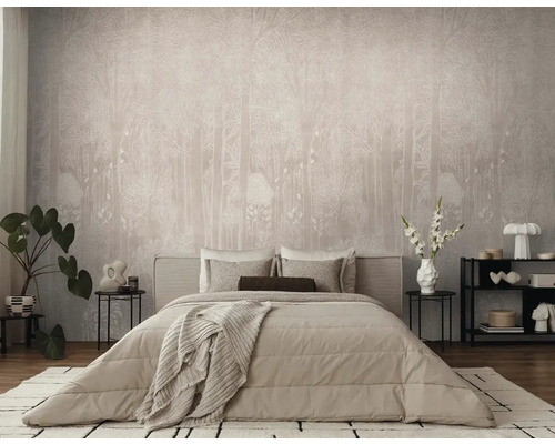 Ložnice s postelí, nočními stolky, regálem a tapetou s motivem lesa