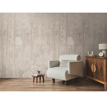 Obývací pokoj s tapetou s motivem lesa, křeslem a komodou