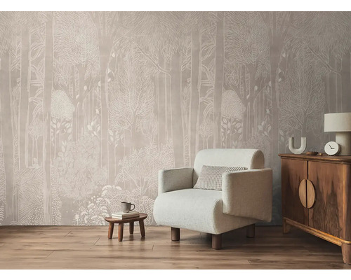 Obývací pokoj s tapetou s motivem lesa, křeslem a komodou