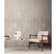 Interiér s tapetou s motivem lesa, odkládacím stolem a křeslem