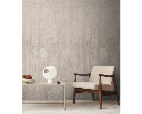 Interiér s tapetou s motivem lesa, odkládacím stolem a křeslem