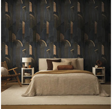 Ložnice s postelí, nočními stolky, židlí a tmavou tapetou s geometrickým vzorem v černé a zlaté barvě.