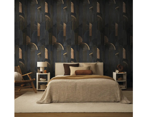 Ložnice s postelí, nočními stolky, židlí a tmavou tapetou s geometrickým vzorem v černé a zlaté barvě.