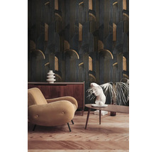 Obývací pokoj s křeslem, stolem a vzorovanou tapetou