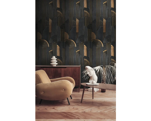 Obývací pokoj s křeslem, stolem a vzorovanou tapetou