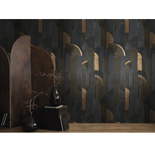 Dekorativní nástěnný panel s abstraktním vzorem, doplněný vázami a paravánem, pro stylové uspořádání interiéru.