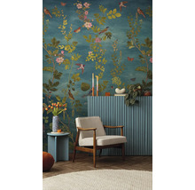 Dekorativní obývací pokoj s květinovou tapetou, křeslem, odkládacím stolkem a krytem radiátoru.