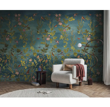 Ukázka interiéru s květinovou tapetou, křeslem, stojací lampou a odkládacím stolkem pro stylové bydlení.