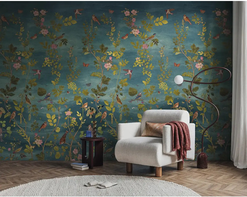 Ukázka interiéru s květinovou tapetou, křeslem, stojací lampou a odkládacím stolkem pro stylové bydlení.