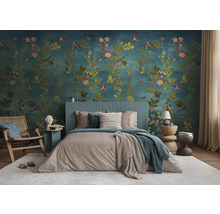 Ložnice s vzorovanou tapetou, postelí, křesly a odkládacími stolky pro světlé a organizované prostředí