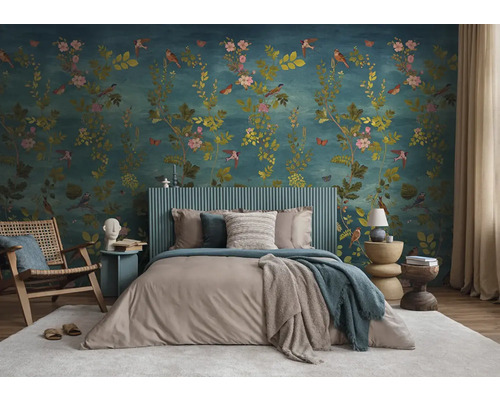 Ložnice s vzorovanou tapetou, postelí, křesly a odkládacími stolky pro světlé a organizované prostředí