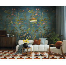 Obývací pokoj s květinovou tapetou, pohovkou a dekoracemi pro útulnou atmosféru