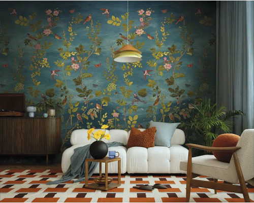 Obývací pokoj s květinovou tapetou, pohovkou a dekoracemi pro útulnou atmosféru