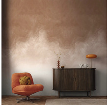 Obývací pokoj s křeslem, příborníkem a designem stěn