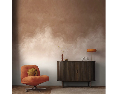 Obývací pokoj s křeslem, příborníkem a designem stěn